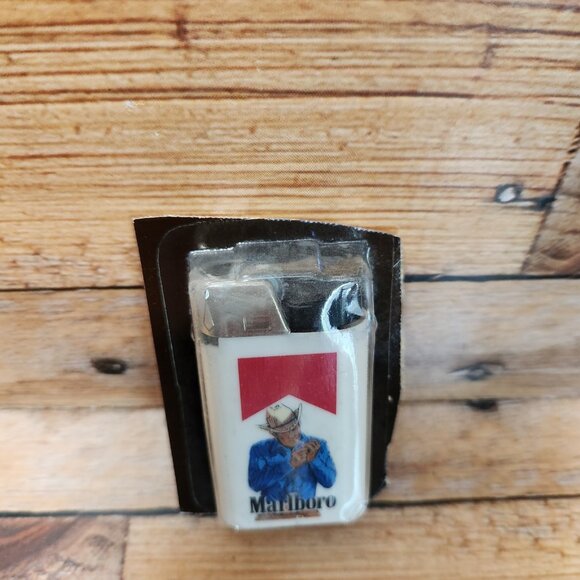1989 MARLBORO VINTAGE White Lighter COWBOY GRAPHICS SEALED PACKAGE - Picture 2 of 4